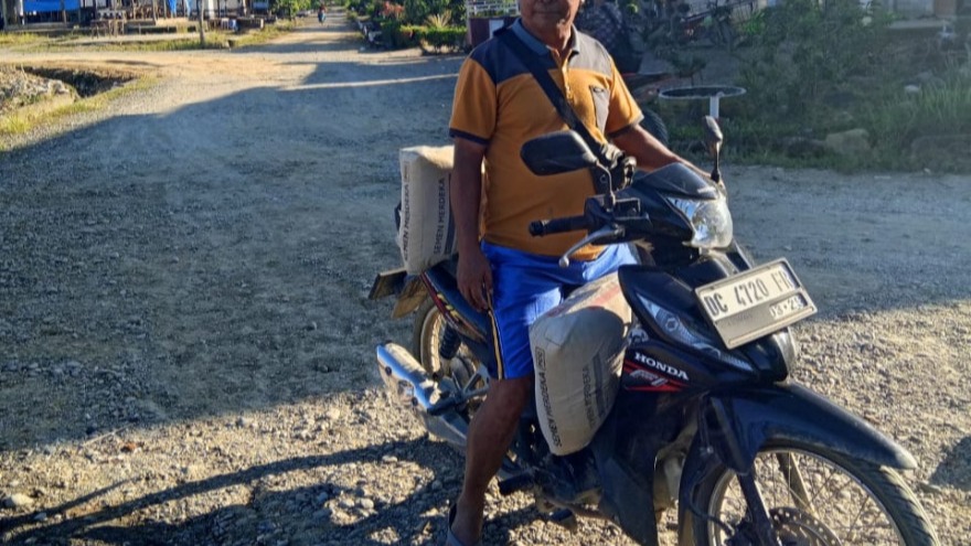 Cerita Kades Tobadak Bonceng Sendiri Semen Menggunakan Motor Saat Mobil Pengangkut Terlambat Datang
