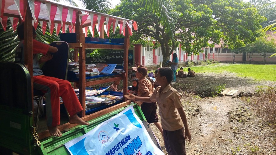 Petualangan Literasi: Siswa SDN Tobadak Tanjung Antusias Sambut Perpustakaan Keliling